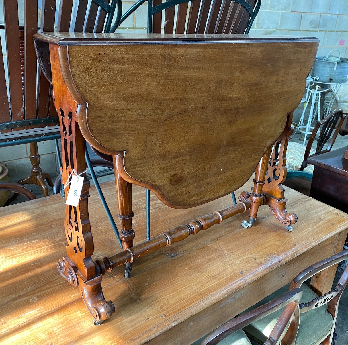 A Victorian mahogany Sutherland table, width 91cm, depth 16cm, height 72cm